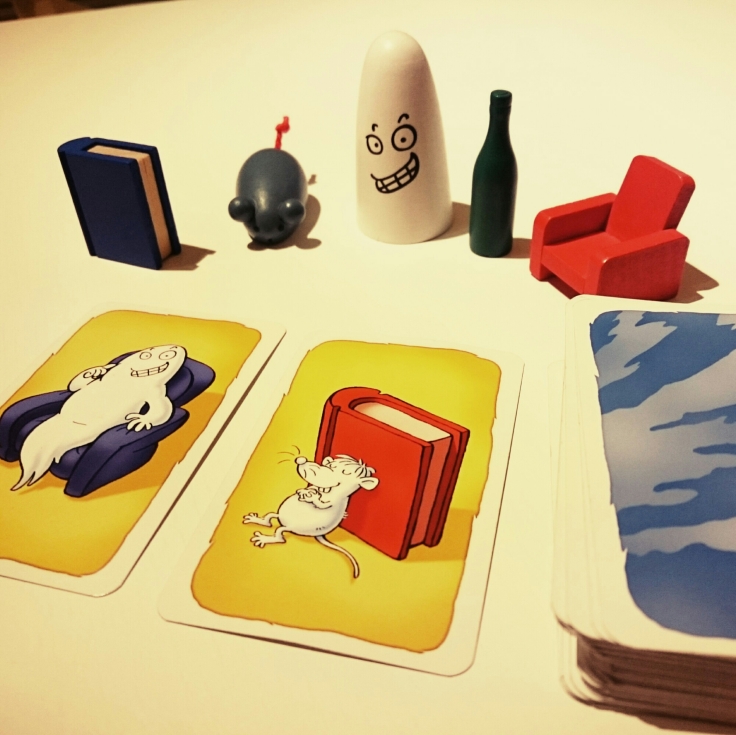 Pieces of the Ghost Blitz game: a pack of special cards and five wooden objects 